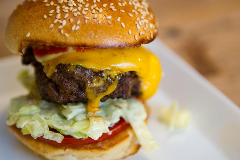 Auch wer oft zu einem fettem Burger greift, könne die schlimmen Folgen erleiden.