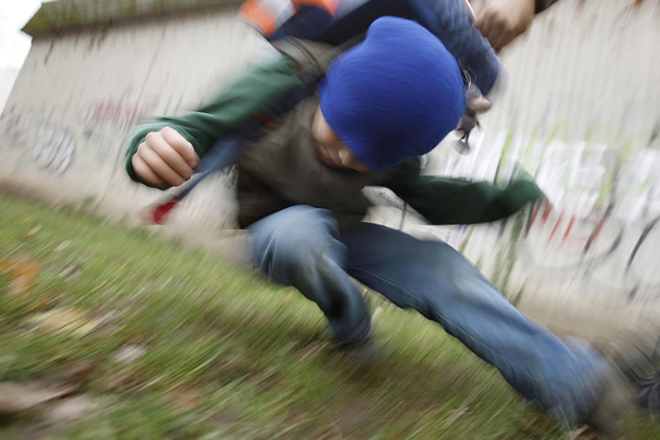 Weil er ihnen keine Zigaretten gab, gingen die unbekannten Täter auf den Jungen los. (Symbolbild)