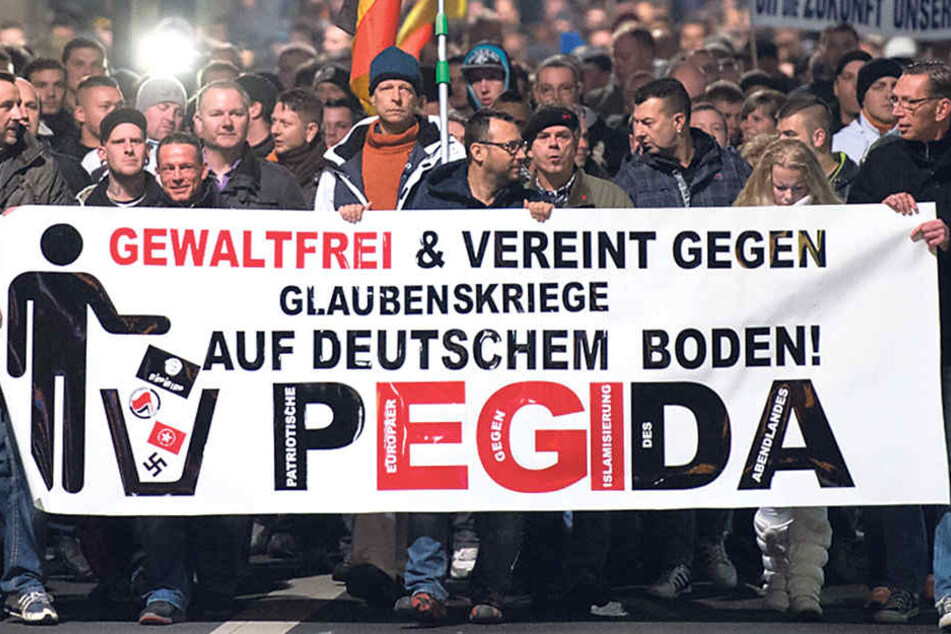 PEGIDA
„spaziert“
seit 2014
in Dresden
- und
sät Hass,
so Schollbach.