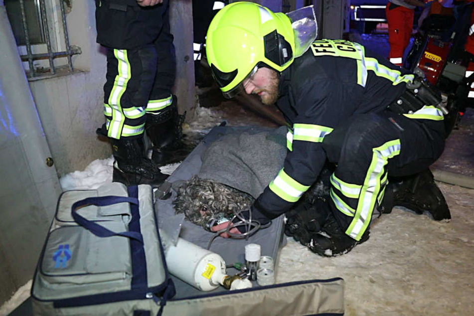 Die Feuerwehr versorgte kleinen Mischling nach dem Brand.