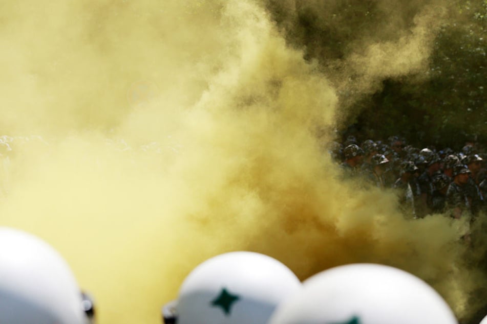 Beim Fan-Marsch zum Stadion zündeten Dynamo-Anhänger Pyrotechnik. Mehrere Polizisten erlitten Knall-Traumata.