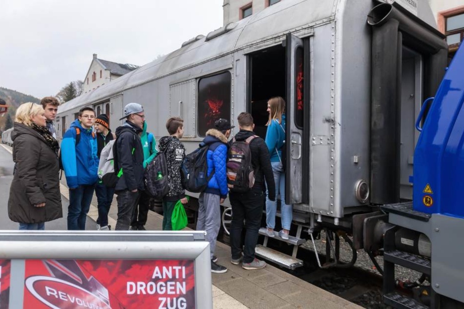 Die Wände des Anti-Drogen-Zuges sollen einen von Crystal zerstörten Körper
darstellen.
