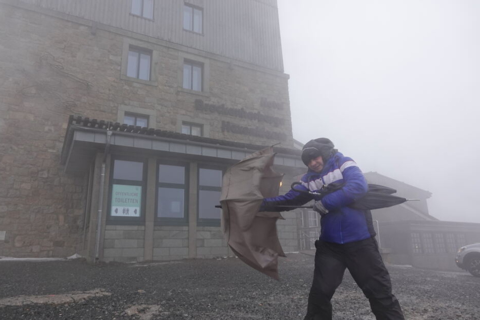 Gleich mit insgesamt acht Regenschirmen bewaffnet wagte sich Thomas Zianlach auf den Brocken.