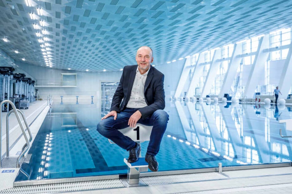 Bäder-Chef Matthias Waurick (57) in der frisch sanierten Schwimmhalle am Freiberger Platz.