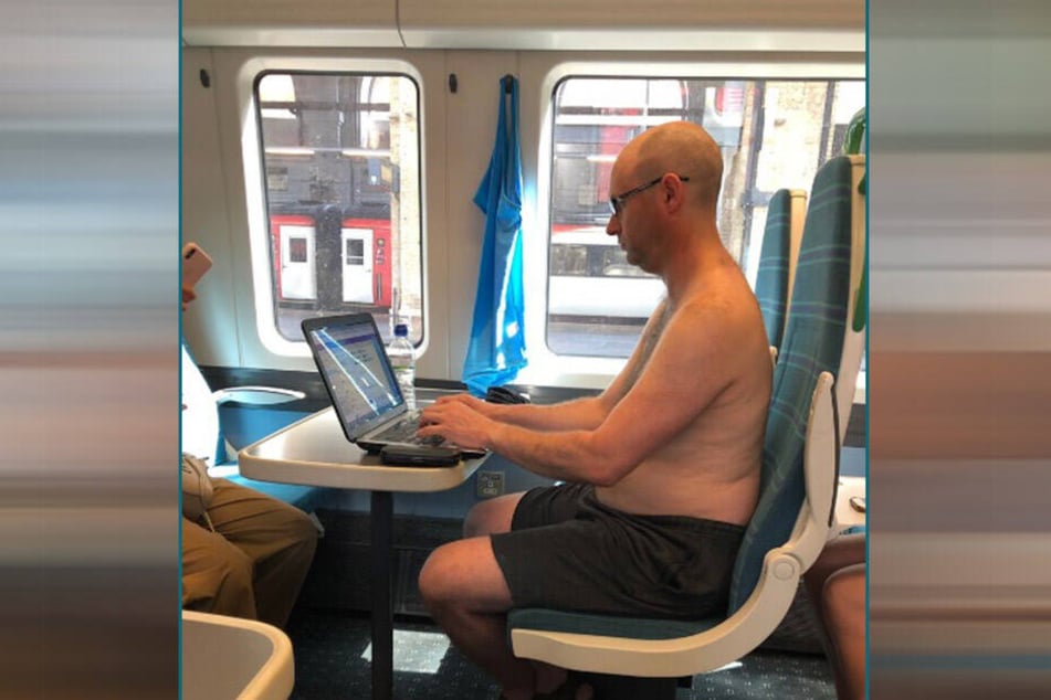 Der Mann zog sein blaues Shirt aus und hängte es zum Trocknen auf.