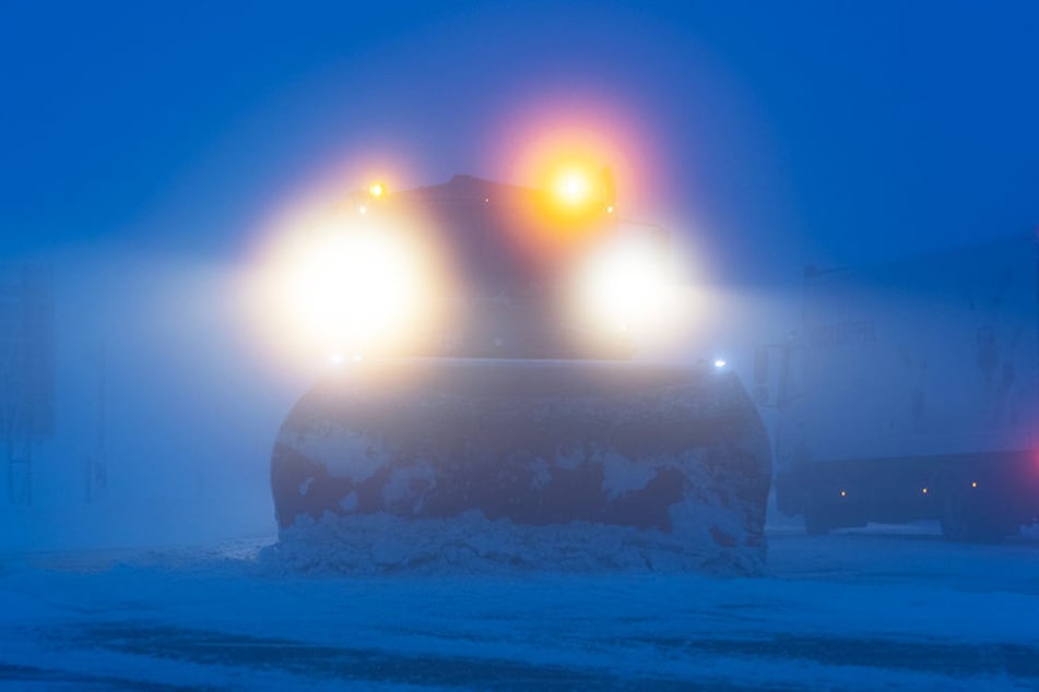 Ein Schneeräumfahrzeug kämpft gegen die Schneemassen in Baden-Württemberg an.