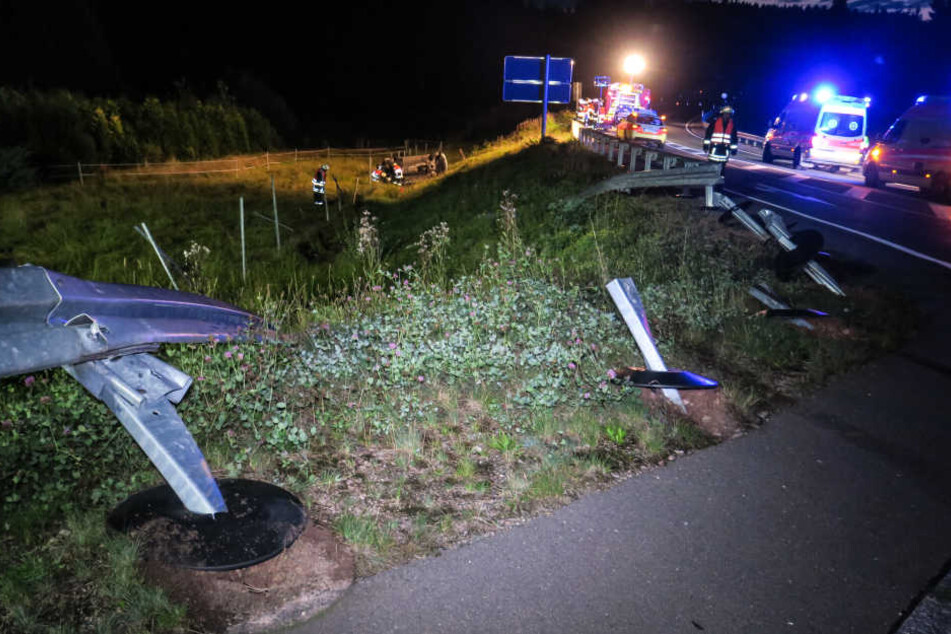 Der BMW durchbrach die Leitplanke und landete an einem Abhang.
