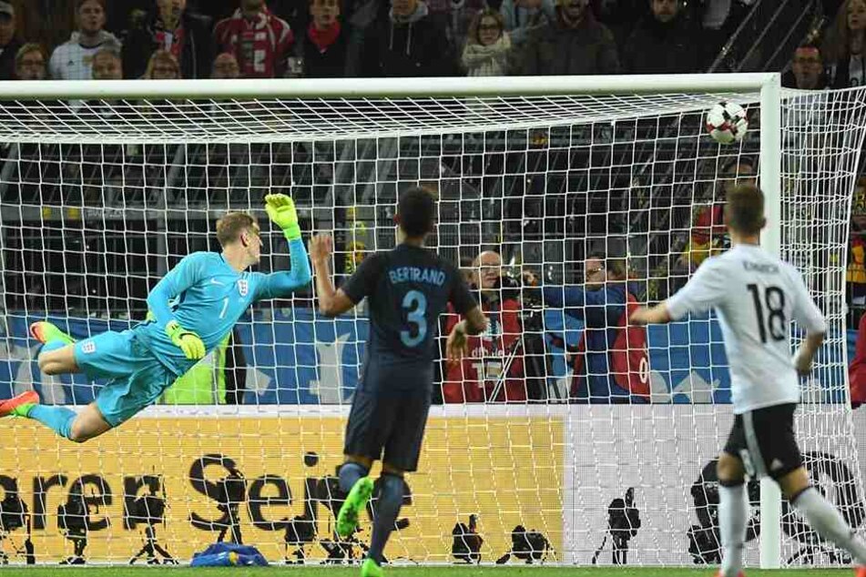 Englands Torwart Joe Hart hatte bei Poldis Traumtreffer keine Chance.