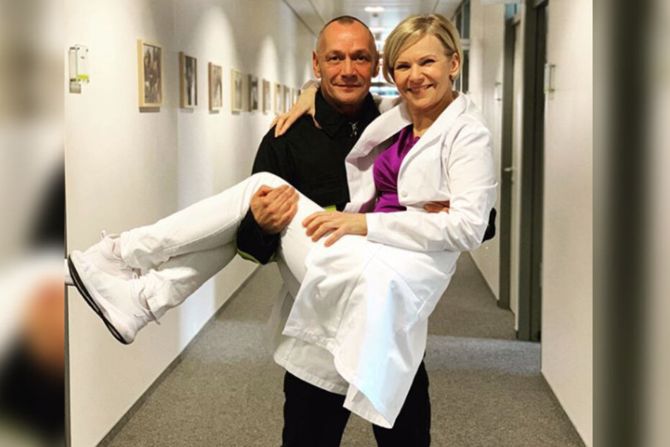 Die "In aller Freundschaft"-Schauspielerin wird von ihrem ehemaligen Studienkollegen Torsten Michaelis auf Händen durch die Sachsenklinik getragen.