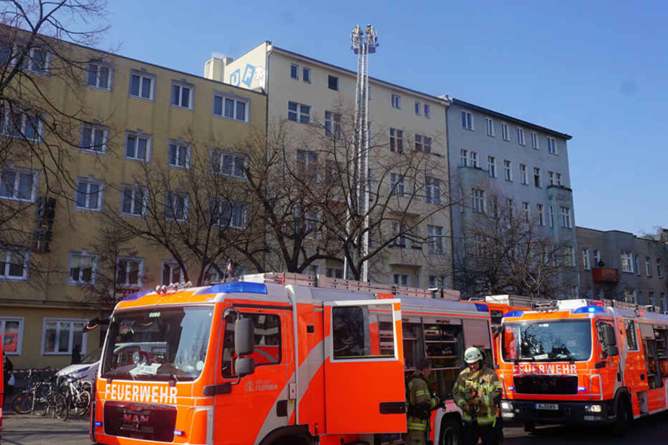 80 Einsatzkräfte der Feuerwehr sind vor Ort.