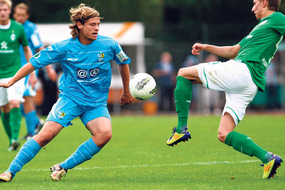 Vor sechs Jahren trug Marcus Mlynikowski,
hier im Zweikampf mit Benjamin
Förster (l.), noch das Werder-Trikot und
verlor auf Platz 11 mit 0:2 gegen den CFC.