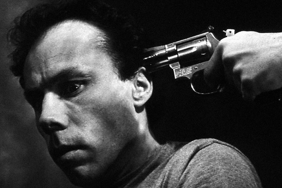 Purer Nervenkitzel! Wie im Film "13 Tzameti" wird man bei Russisch Roulette mit einer Waffe an der Schläfe bedroht.