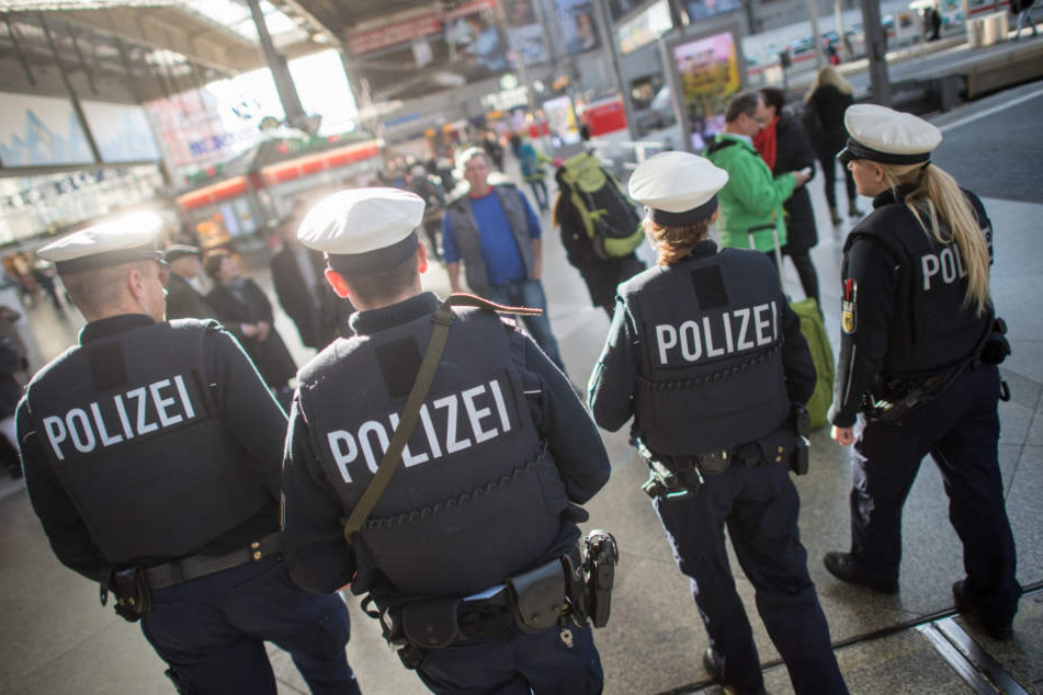Kurz nachdem die Beamten die Männer aus dem Bahnhof geführt hatten, kehrten diese zurück (Symbolbild)
