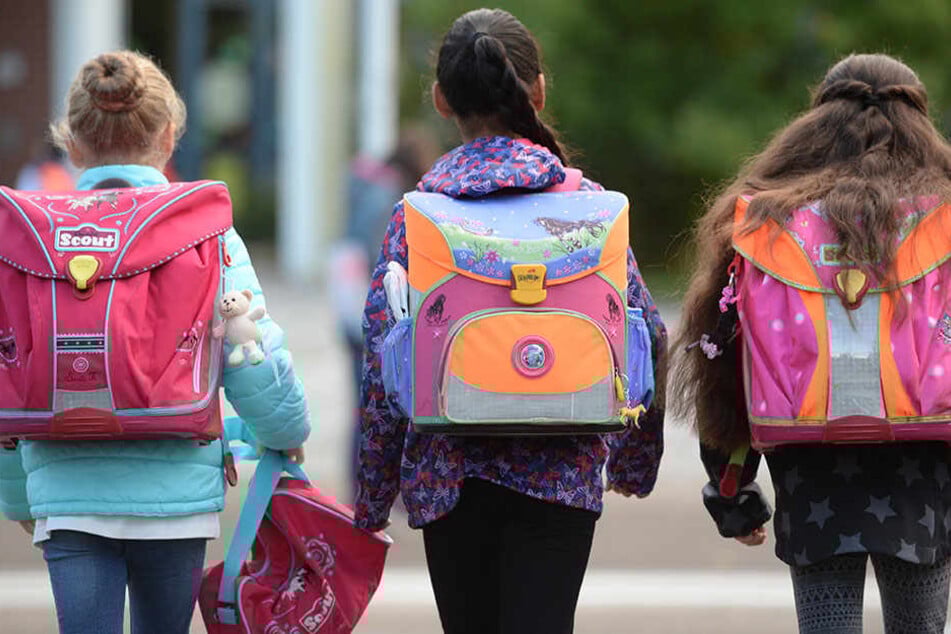 Kinder auf den Weg in die Schule. (Symbolbild)