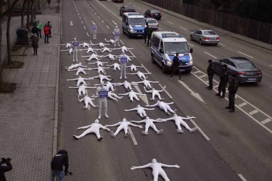 Auf drei gesperrten Fahrspuren legten sich die Greenpeace-Aktivisten auf die Straße.