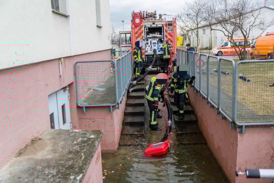 Die Wassermassen bahnten sich ihren Weg aus dem Keller heraus ins Freie.
