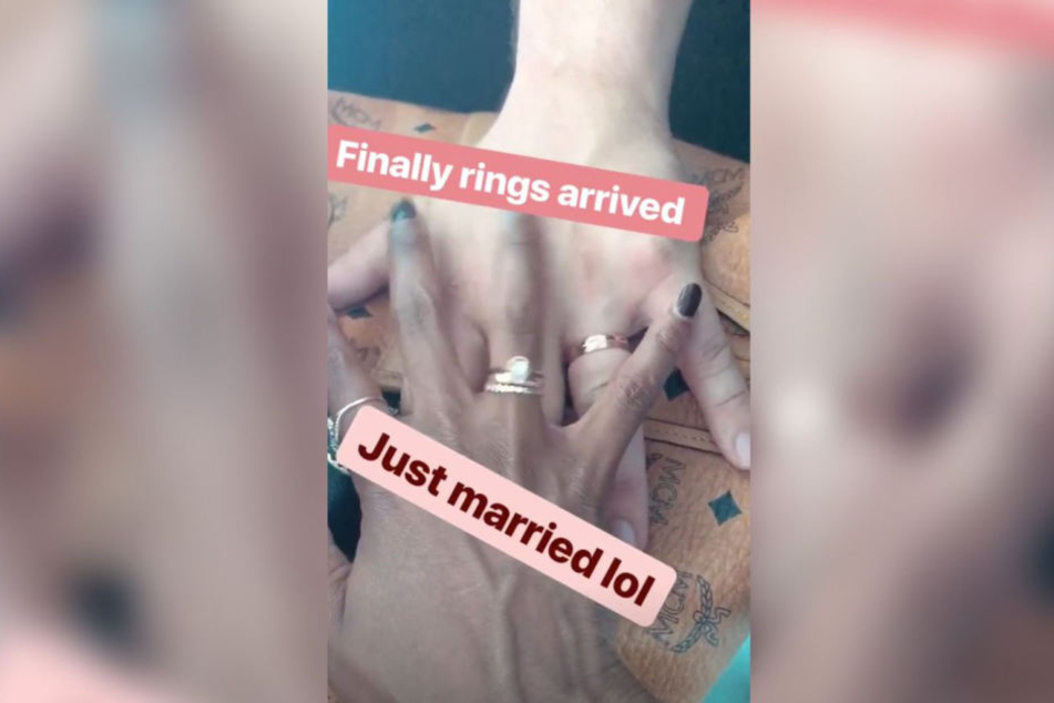 Natürlich läuft in der Ehe von Motsi alles gut. Sie präsentierte lediglich die frisch eingetroffenen Ehe-Ringe in ihrer Instagram-Story.