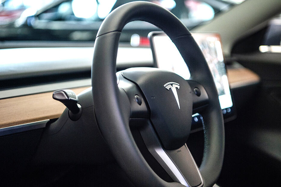 Das Innere eines selbstfahrenden Tesla-Autos.