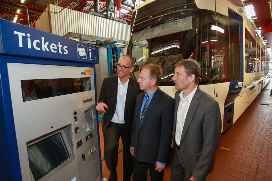 Mit Display: Martin Uekmann, Dirt Artschwager und Kai-Uwe Steinbrecher stellen den neuen Automaten vor.