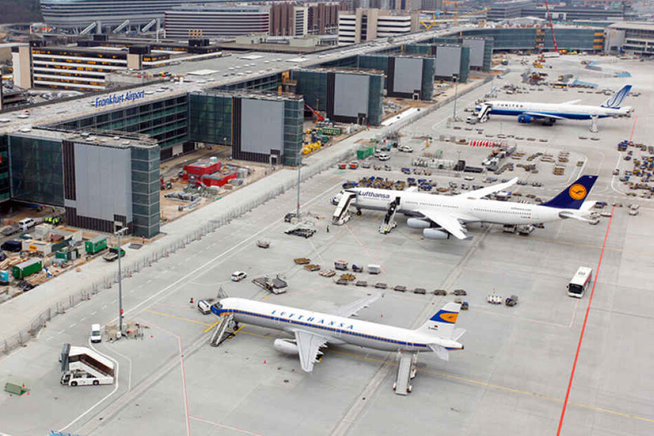 Der Terrorverdächtige saß schon im Flugzeug auf dem Rollfeld des Frankfurter Flughafens (Symbolbild).