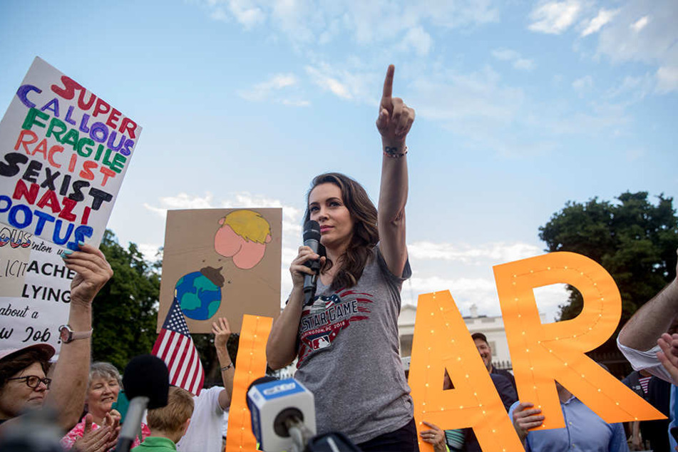 In AMerika kommt es immer wieder zu Protesten gegen US-Präsident Trump. SO wie hier am 17.Juli 2018 in Washington. Prominente Unterstützung kommt etwa von der US-Schauspielerin Alyssa Milano (Mi.).