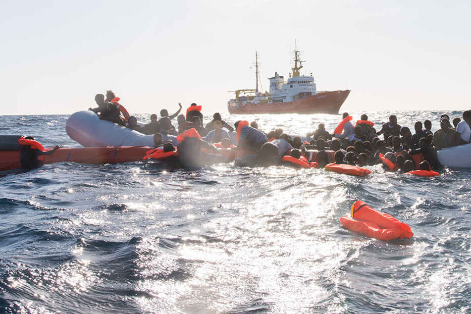 Flüchtlinge, die 2018 auf Booten von Libyen aus nach Italien übersetzen wollten, werden während eines Rettungseinsatzes vor der libyschen Küste geborgen. (Archivbild)