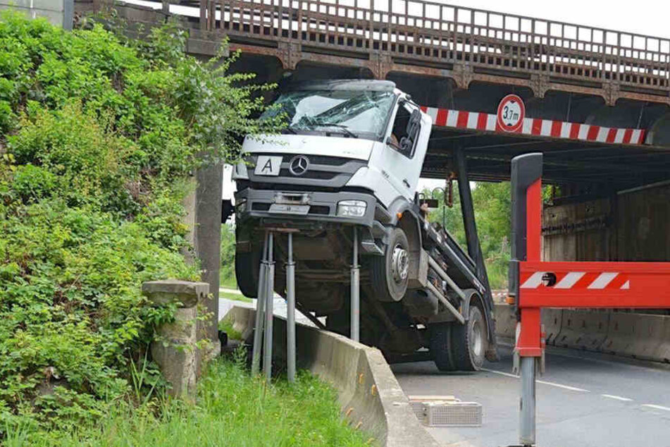 Der Lkw verkeilte sich unter der Brücke und musste mit Stützen stabilisiert werden.