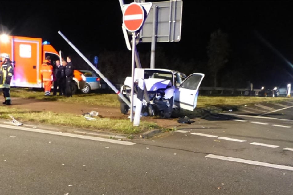 Der Nissan musste abgeschleppt werden. Die Ampel bleibt bis auf weiteres ausgeschaltet.