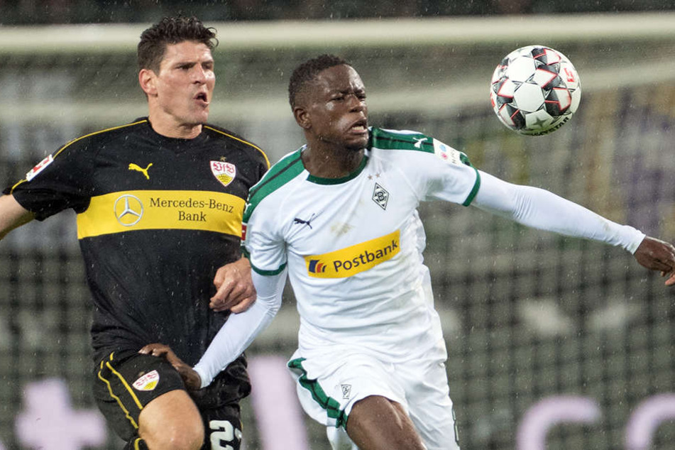 Agierte wieder unglücklich: VfB-Stürmer Mario Gomez (l.), hier im Duell mit Gladbachs Denis Zakaria.
