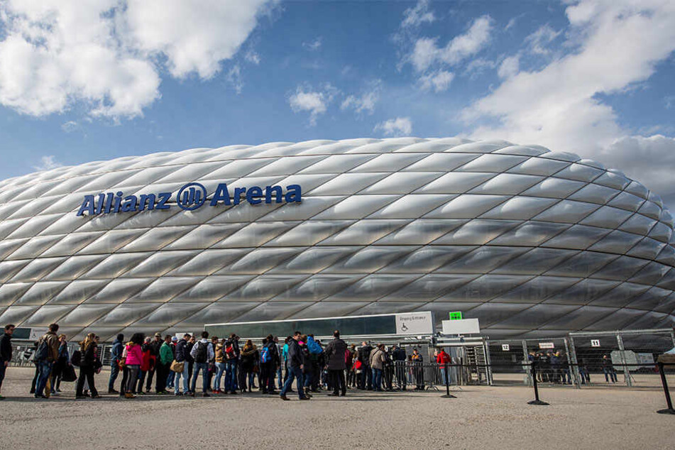 Auch in der Münchner Allianz Arena müssen Fans bargeldlos bezahlen.