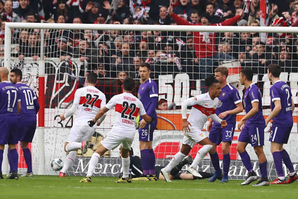 Der Ball liegt im Netz! Nach einem Eckball hat Daniel Didavi (4.v.r.) getroffen und dreht jubelnd ab. FCE-Keeper Martin Männel liegt geschlagen am Boden, seine Teamkollegen schauen konsterniert drein - mal wieder nach einem Standard.