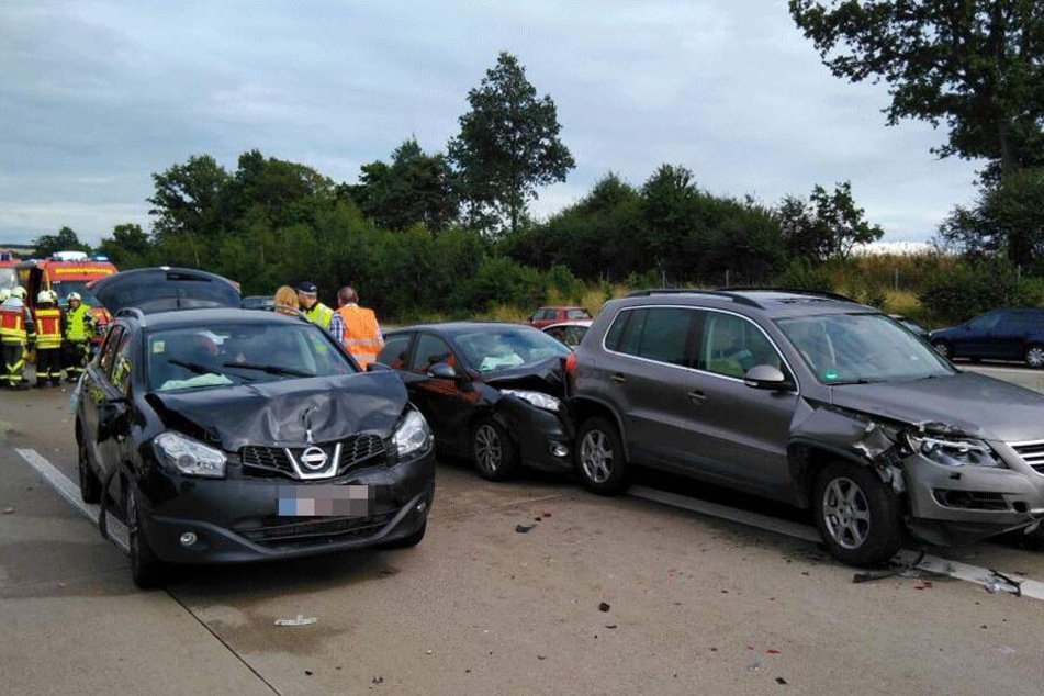 Drei der beteiligten Unfallautos. Auch ein Reisebus soll involviert in den Unfall sein.