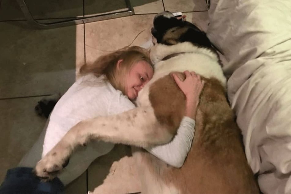 Winston mit seiner Besitzerin Emma Billington (40).