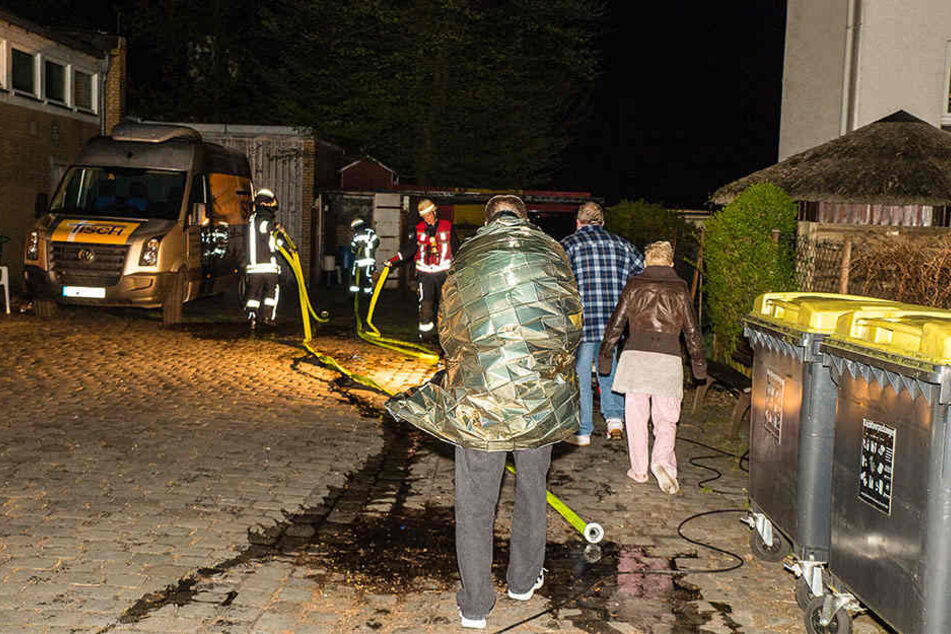 Einige Menschen, die vor dem Bielefelder Tisch übernachten wollten, mussten ärztlich untersucht werden.