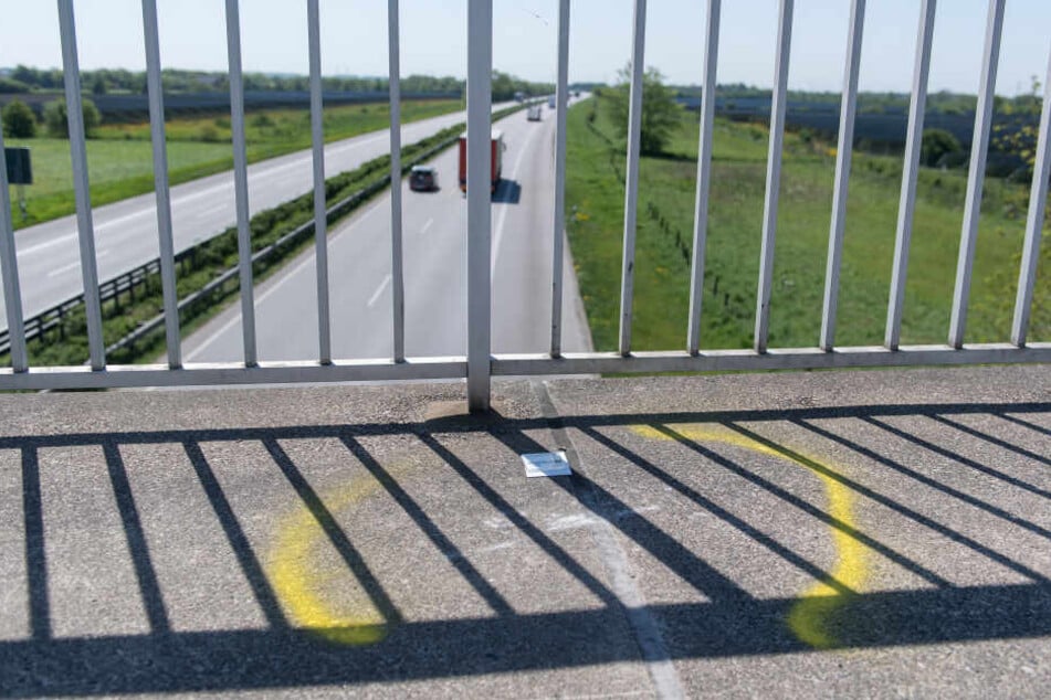 Die Angeklagten warfen Steine und Bretter von einer Brücke auf Autos. (Symbolbild)