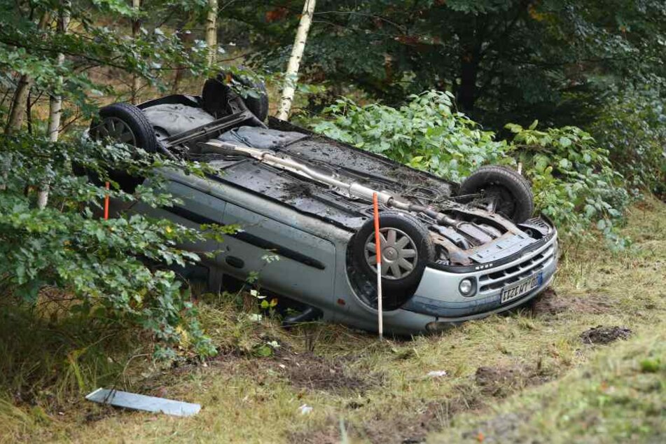 Der Fahrer gab an, einem Reh ausgewichen zu sein, deshalb habe er die Kontrolle über seinen Wagen verloren.