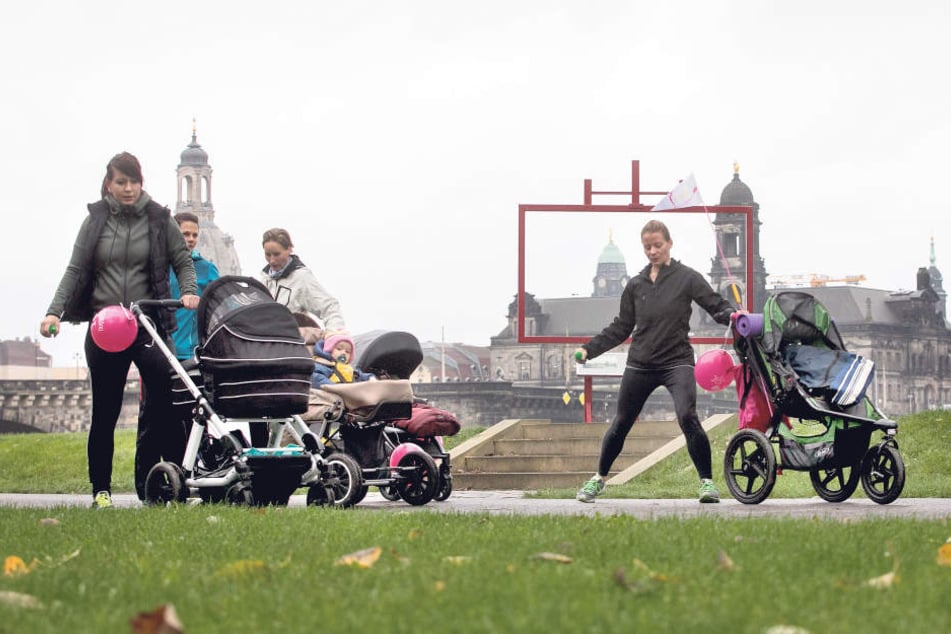 Aerobic-Trainerin Anne Fietkau (33, r.) zeigt Dehnungsübungen mit
Canaletto-Blick: Immer mehr Mütter halten sich mit dem trendigen
Kinderwagen-Sport fit.