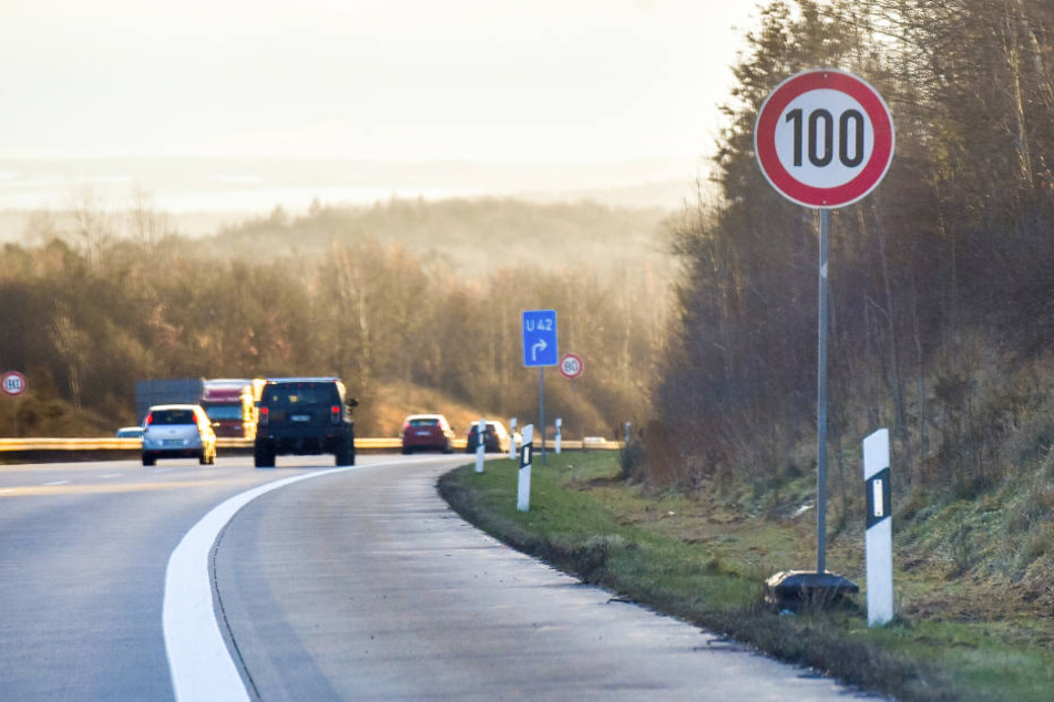 Verwirrende Beschilderung auf der A 4: Autofahrer müssen kurzzeitig hart bremsen.