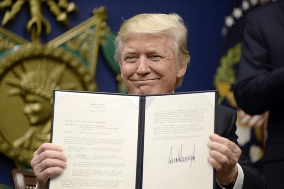 Donald Trump (70) zeigt ein von ihm unterzeichnetes Dekret.