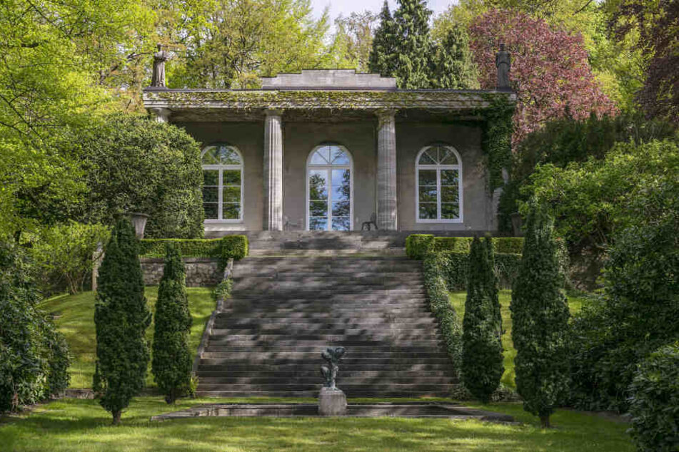 Die Villa von außen mit dem weitläufigen Garten inklusive Elbblick.