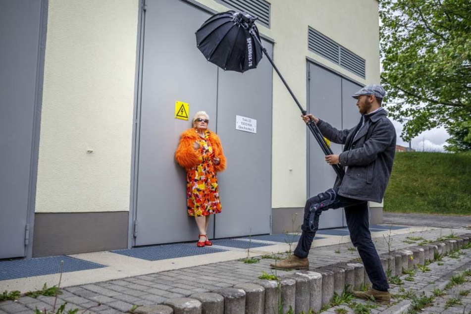 Model Christa (Höhnel wird ins rechte Licht gerückt.