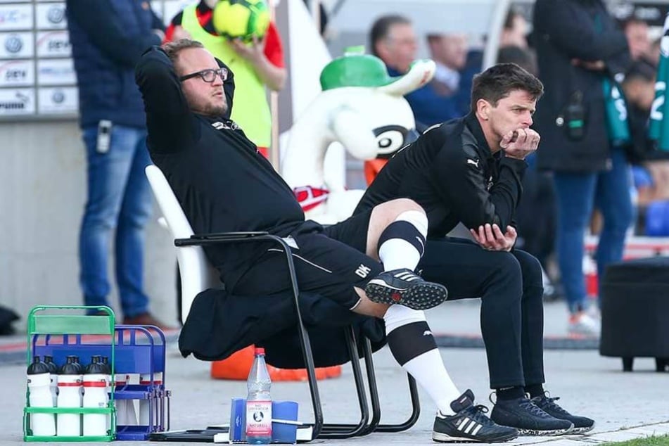 FSV-Coach Torsten Ziegner (l.) und Co-Trainer Danny König schauen hier skeptisch drein.