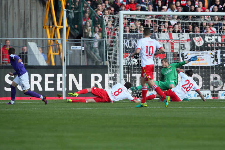 Kvesic trifft in der 20. Minute zum 1:0 für die Veilchen.