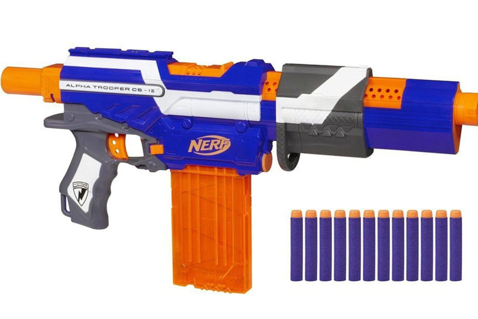 Mit einer solchen sogenannten "Nerf"-Waffe soll der Mann das Wohnhaus an der Pfingstweide betreten haben.