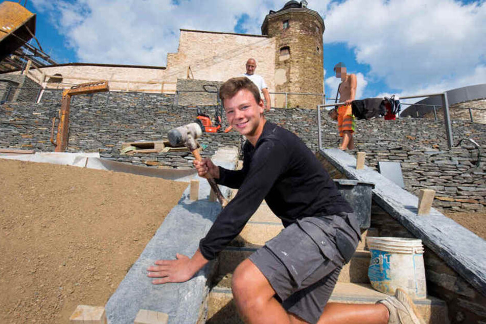 Die Schlossterrassen in Plauen werden saniert. Auch Lehrling Cederic Mocker (16) von der Firma Steinwerke Schmidt schwingt den Hammer, damit die Natursteine richtig sitzen.