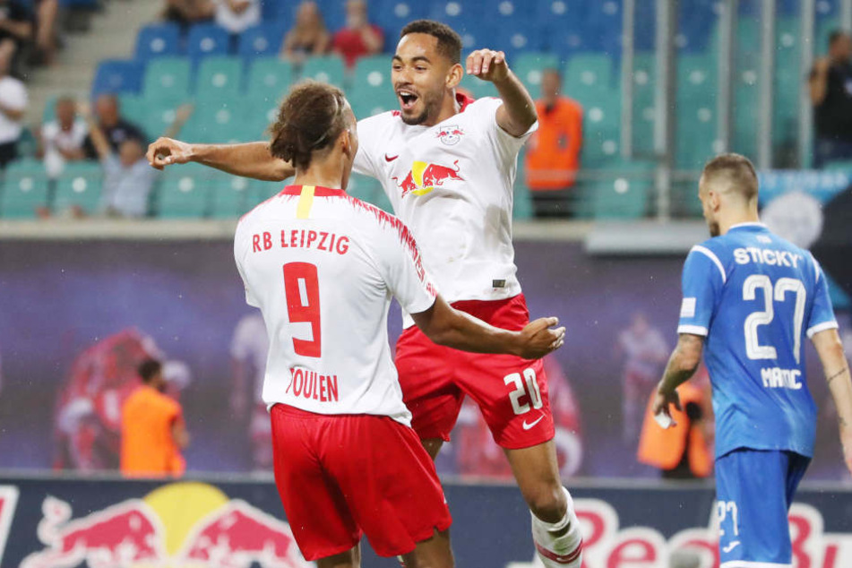 Vorlagengeber und Torschütze im Doppel-Jubel: Yussuf Poulsen (l.) passte quer auf den heranstürmenden Neuzugang Matheus Cunha, der konnte mühelos zum 2:0 einschieben. Später traf Poulsen dann noch selbst.