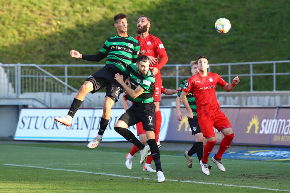 FSV-Spieler Christopher Handke im Zweikampf mit Münster-Spieler Heinz Mörschel und Rufat Dadashov.