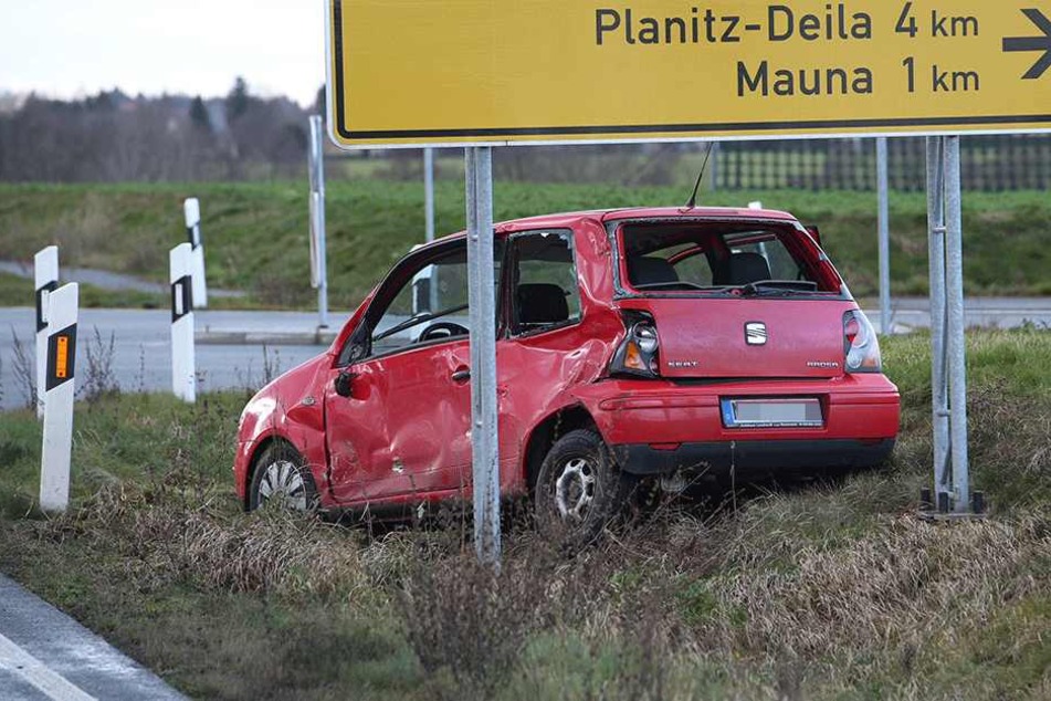 Der Seat kollidierte mit dem Bus, der in die linke Seite des Fahrzeugs krachte.