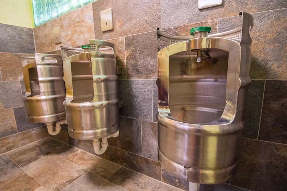 Besonders die neuen Pissoirs, gefertigt aus Bierfässern, sorgten für Aufsehen.