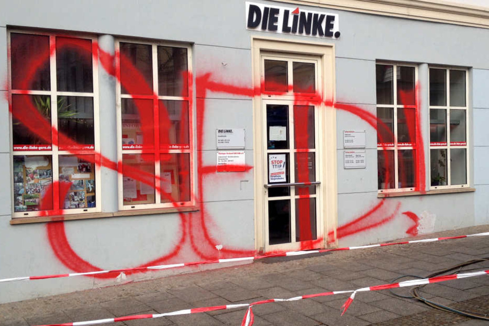 Ein beschmiertes Abgeordneten-Büro der Linken in Gera.